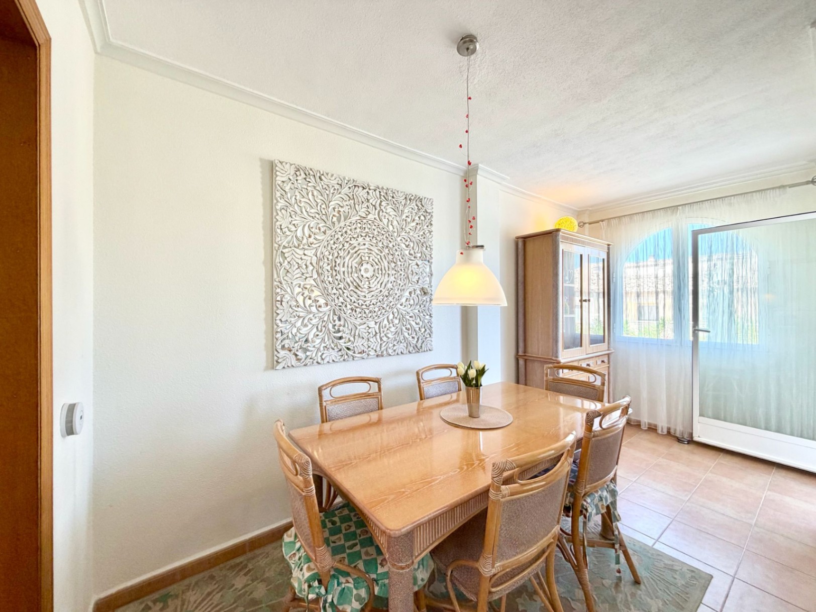 Piso en planta baja con gran terraza privada, piscina comunitaria y parking en Urbanización Casanova, Calpe