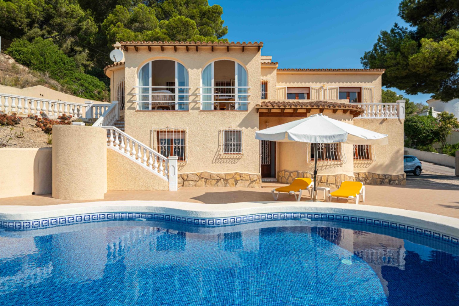Villa exclusiva con piscina climatizada y vistas panorámicas al Peñón de Ifach en La Empedrola – Calpe
