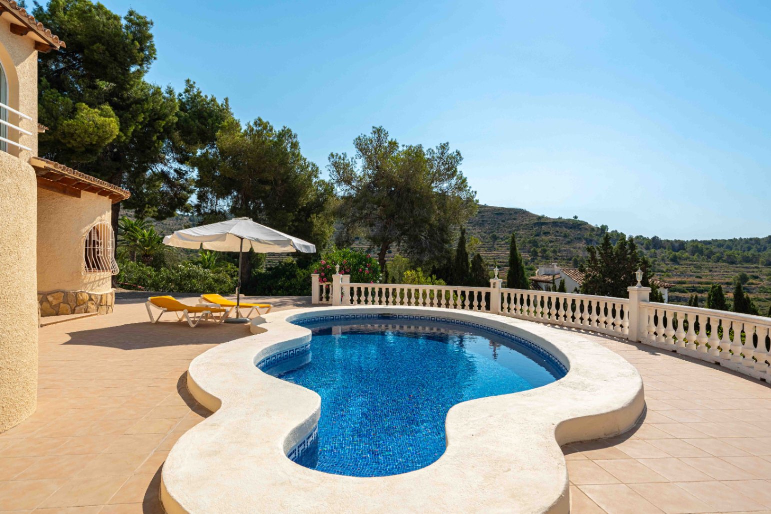 Villa exclusiva con piscina climatizada y vistas panorámicas al Peñón de Ifach en La Empedrola – Calpe