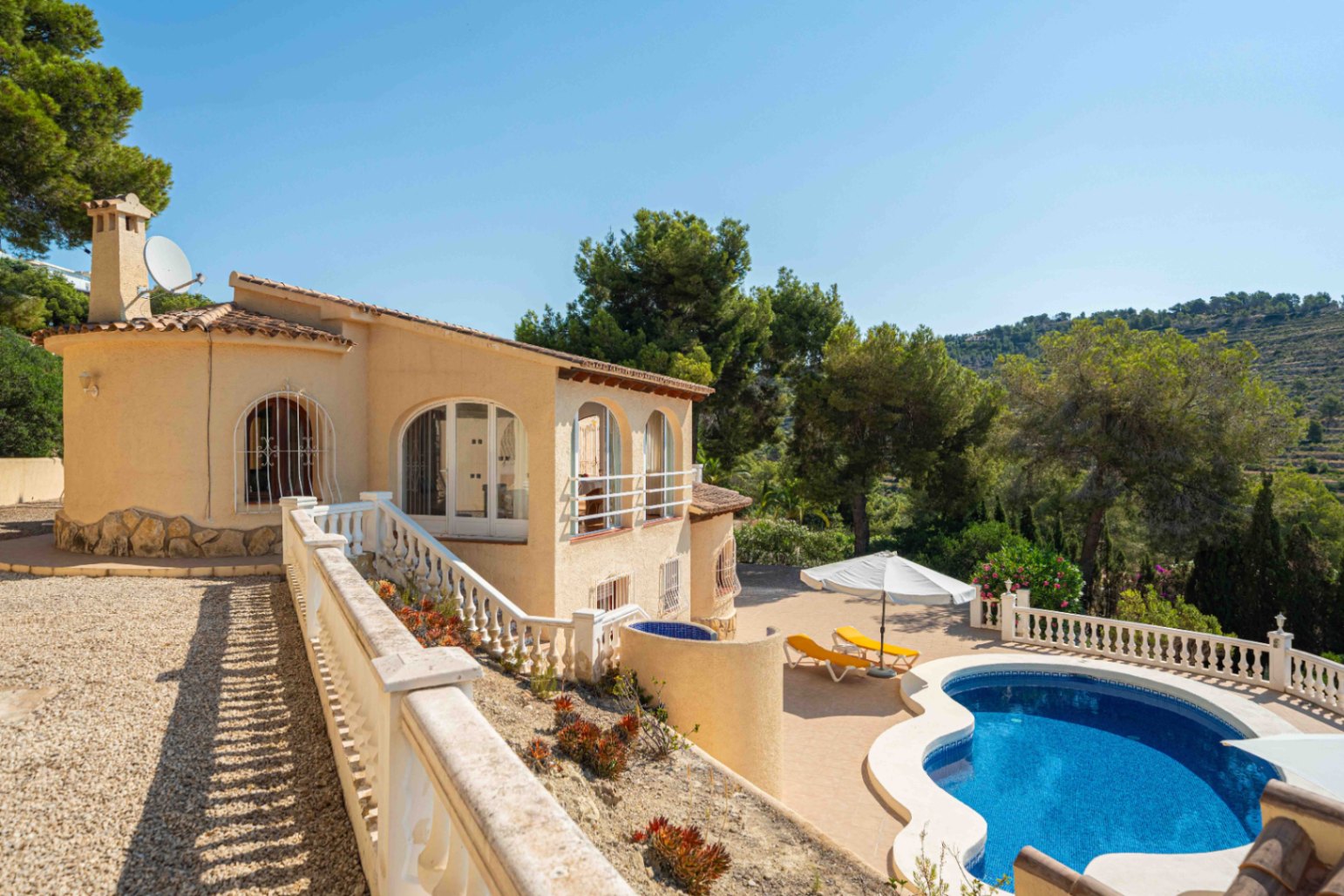 Villa exclusiva con piscina climatizada y vistas panorámicas al Peñón de Ifach en La Empedrola – Calpe