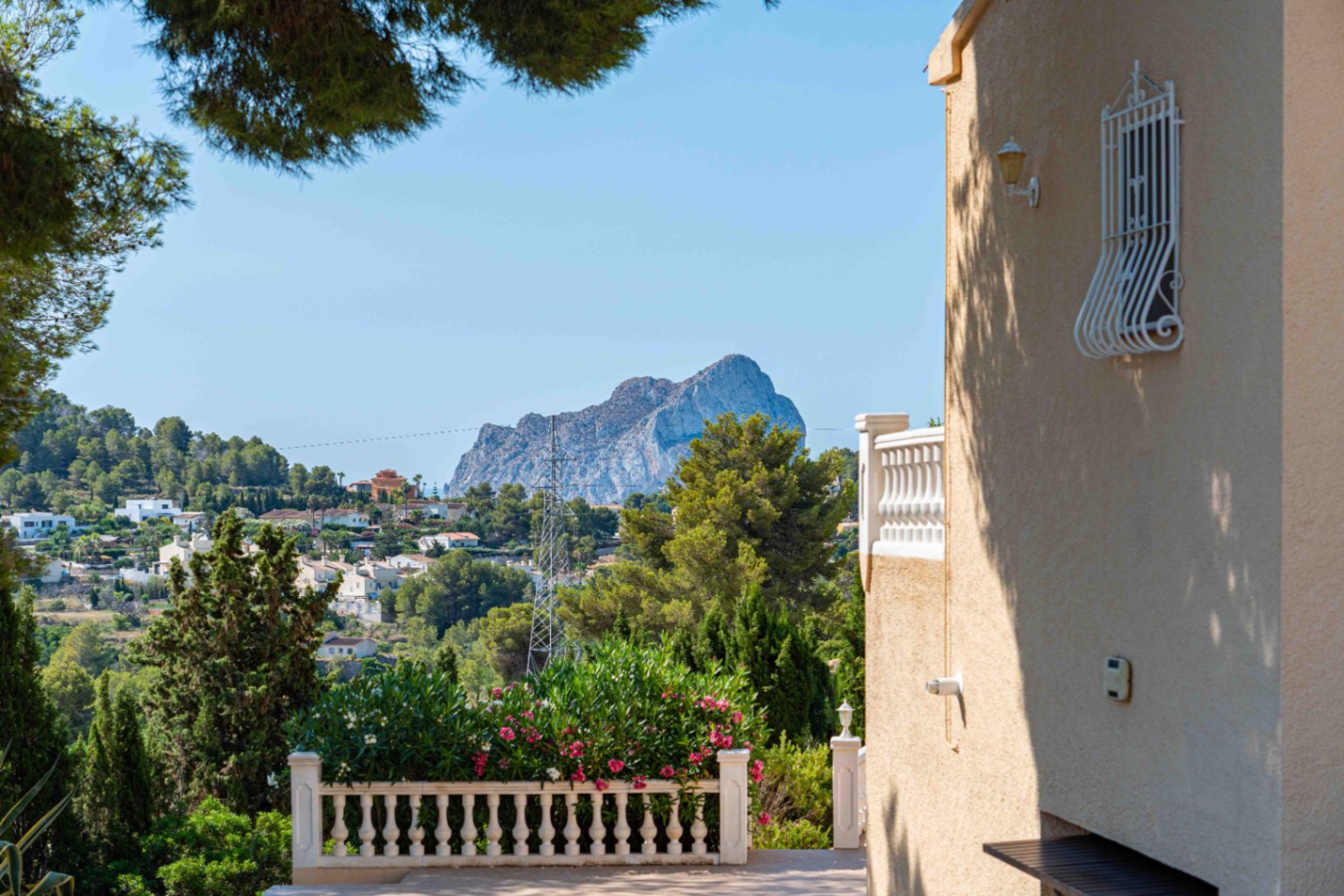 Villa exclusiva con piscina climatizada y vistas panorámicas al Peñón de Ifach en La Empedrola – Calpe
