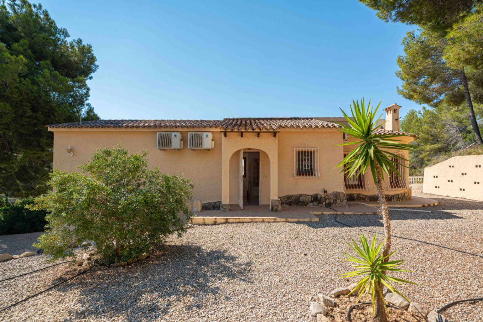 Villa exclusiva con piscina climatizada y vistas panorámicas al Peñón de Ifach en La Empedrola – Calpe
