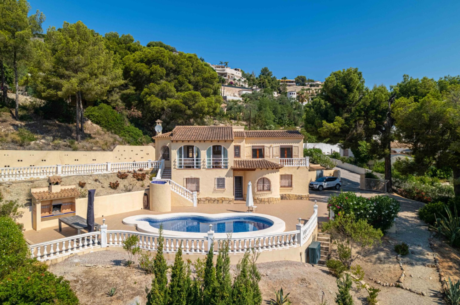 Villa exclusiva con piscina climatizada y vistas panorámicas al Peñón de Ifach en La Empedrola – Calpe