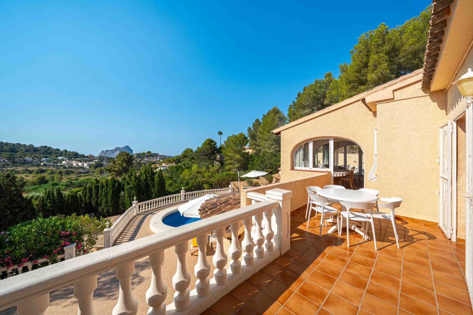 Villa exclusiva con piscina climatizada y vistas panorámicas al Peñón de Ifach en La Empedrola – Calpe