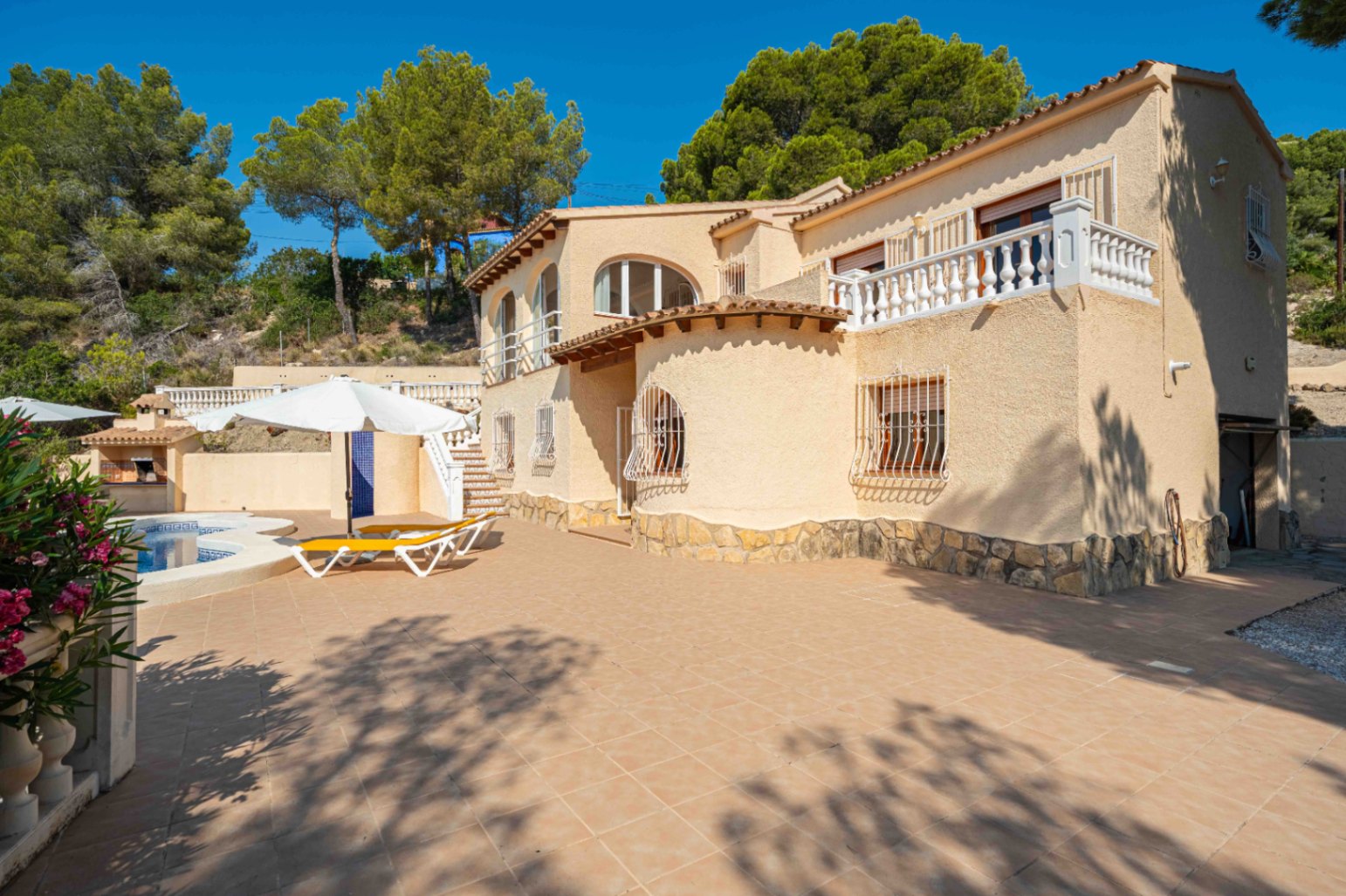 Villa exclusiva con piscina climatizada y vistas panorámicas al Peñón de Ifach en La Empedrola – Calpe