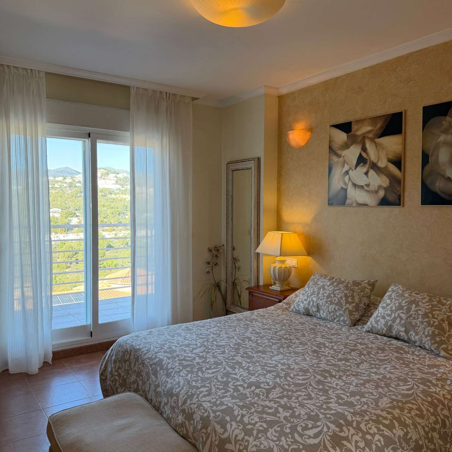 Villa con vistas abiertas a zonas verdes