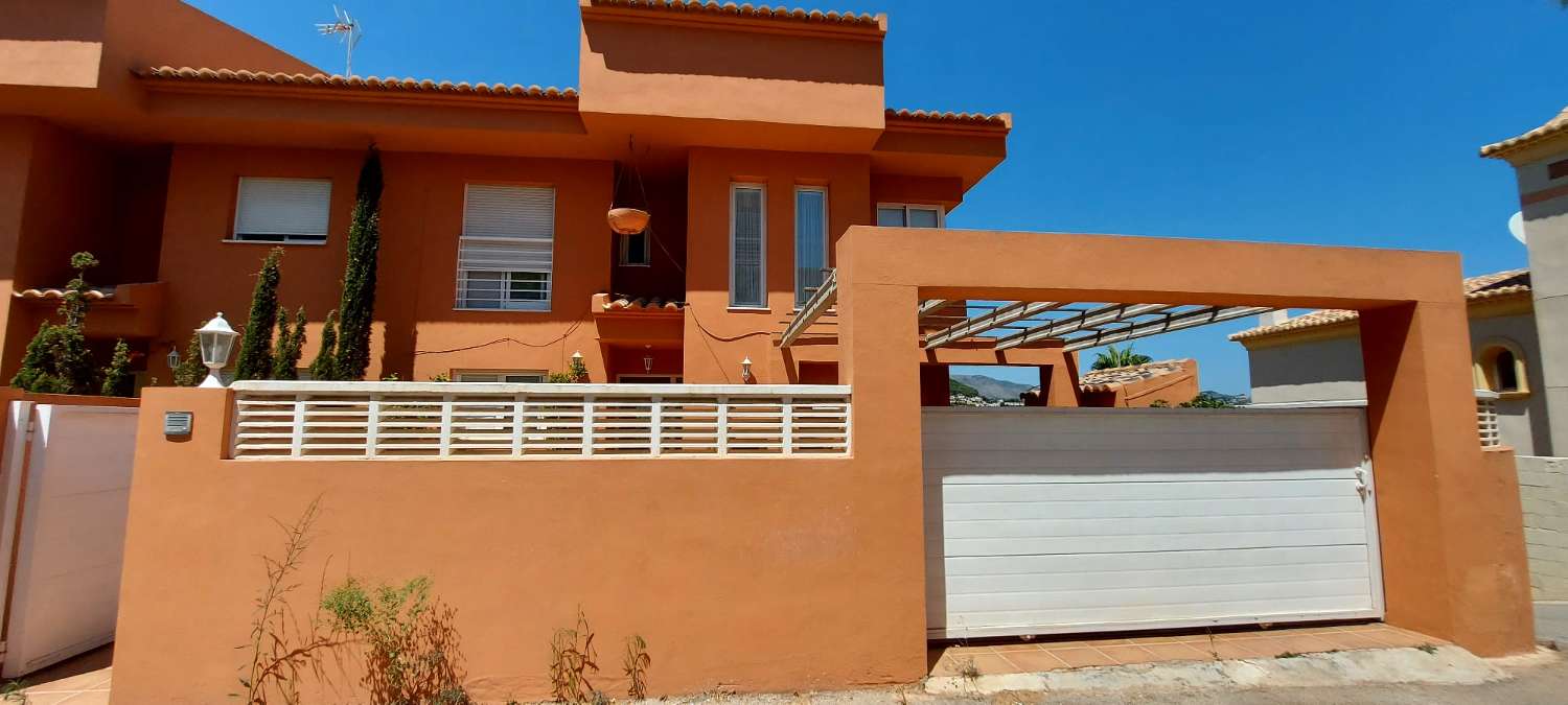 Villa con vistas abiertas a zonas verdes