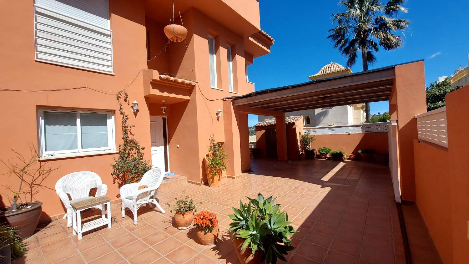Villa con vistas abiertas a zonas verdes