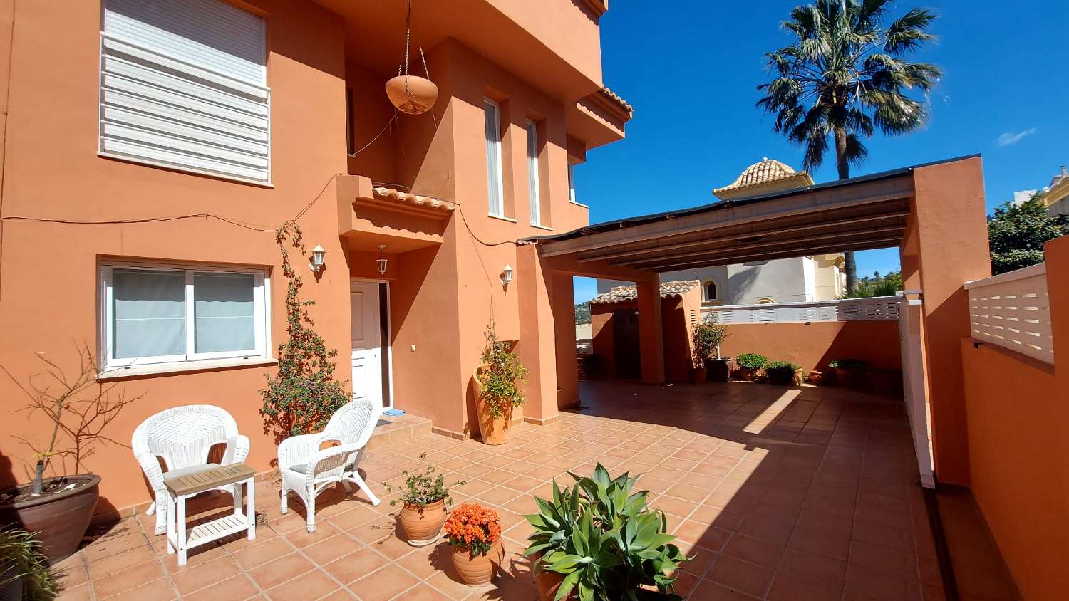 Villa con vistas abiertas a zonas verdes