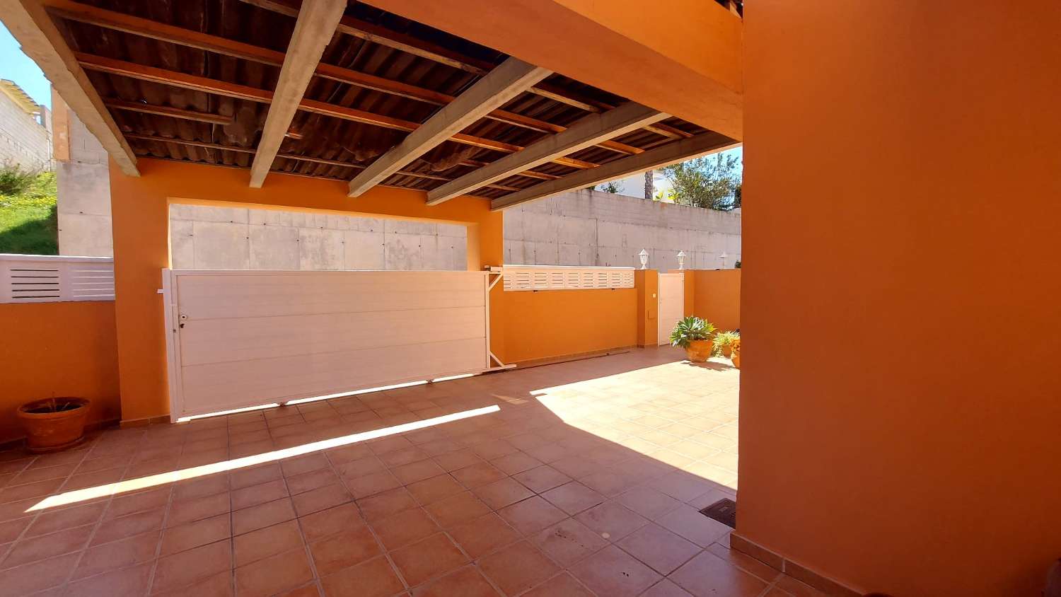 Villa con vistas abiertas a zonas verdes