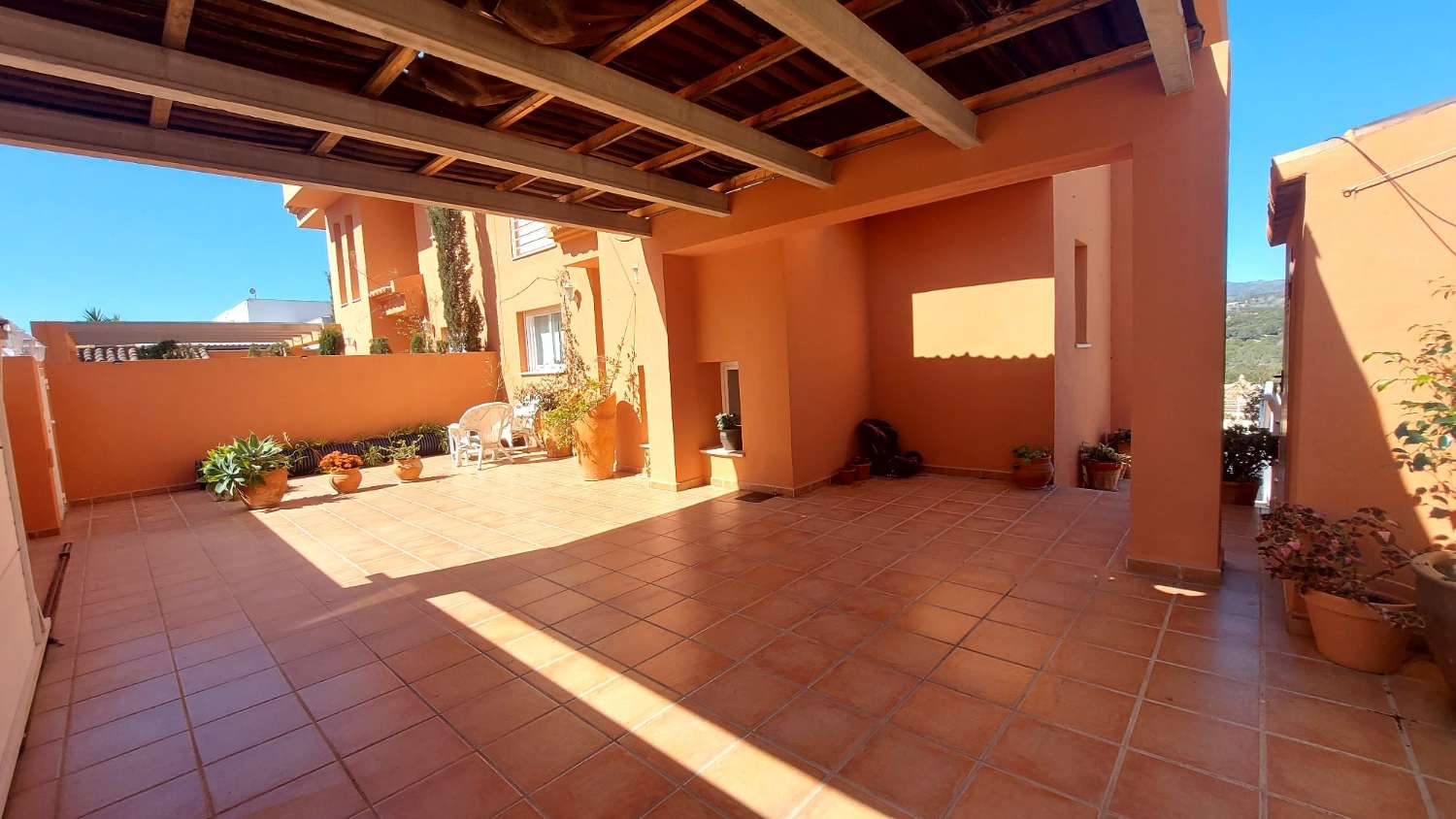 Villa con vistas abiertas a zonas verdes