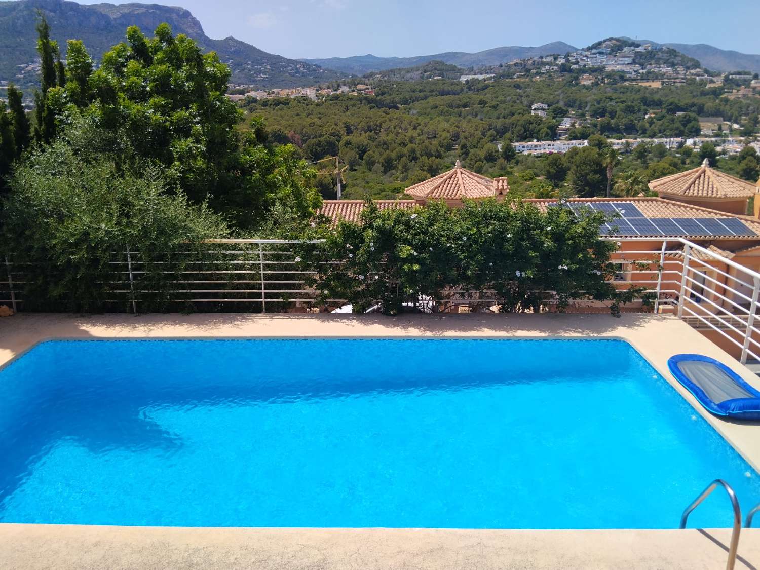Villa con vistas abiertas a zonas verdes