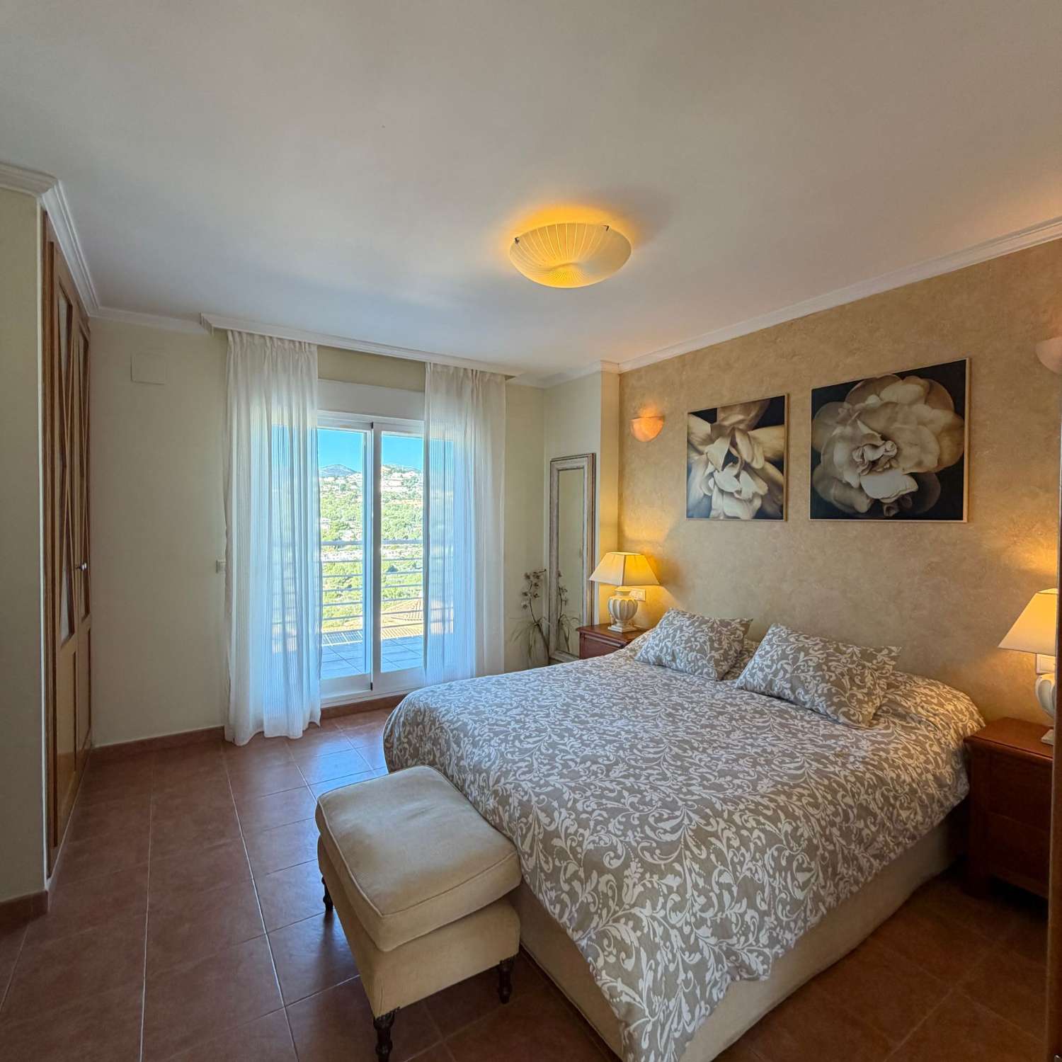 Villa con vistas abiertas a zonas verdes