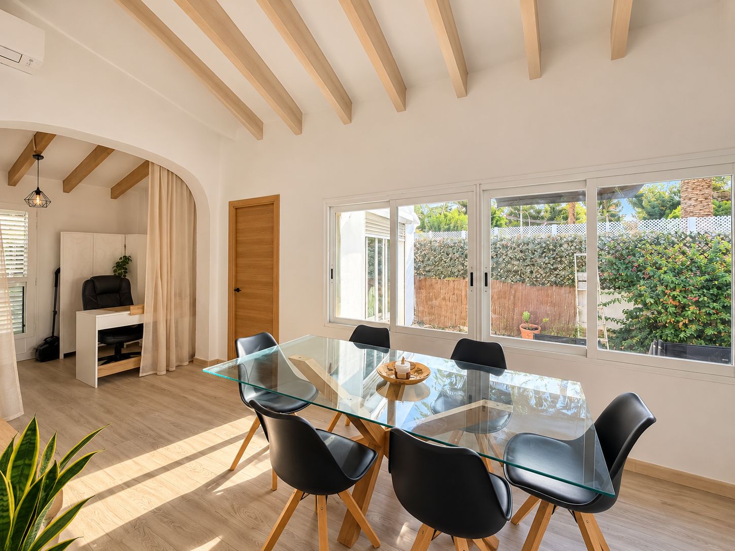 Villa à Calpe, avec piscine, jardin et tout à proximité.