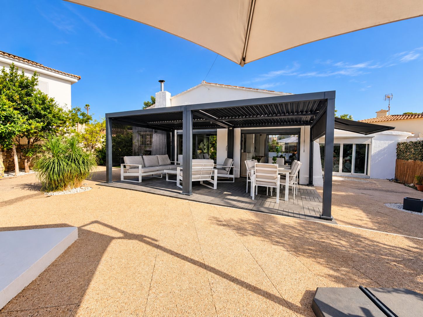 Villa en Calpe, con piscina, jardín y todo a un paso.