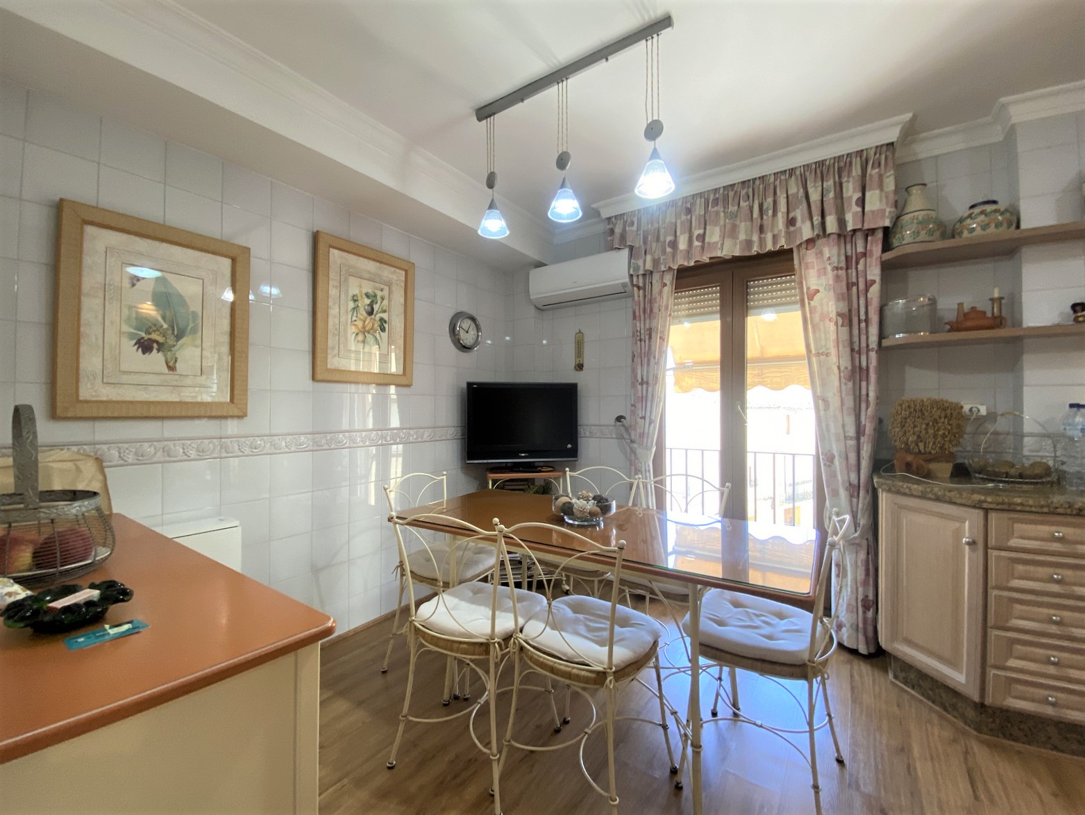 Centrally located apartment with 5 bedrooms.