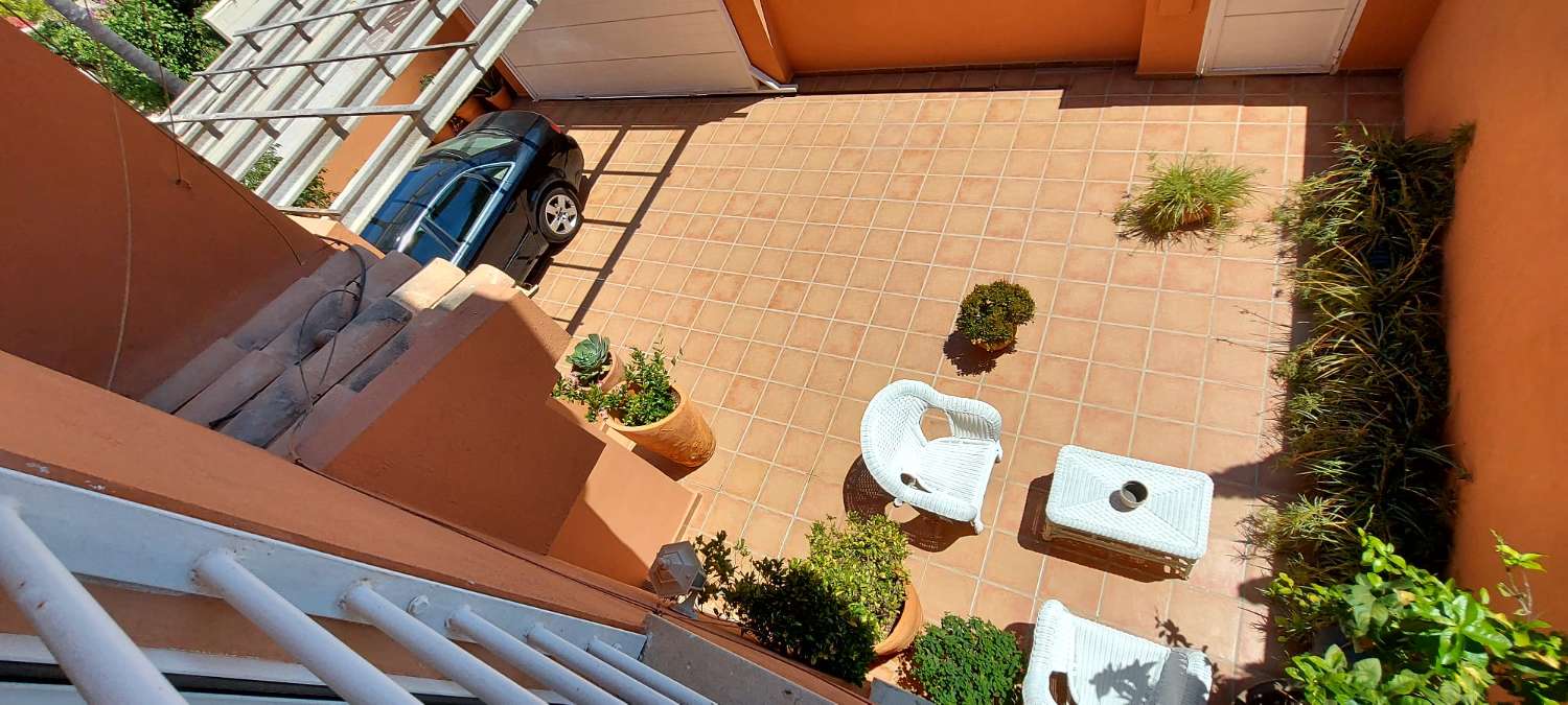 Villa con vistas abiertas a zonas verdes