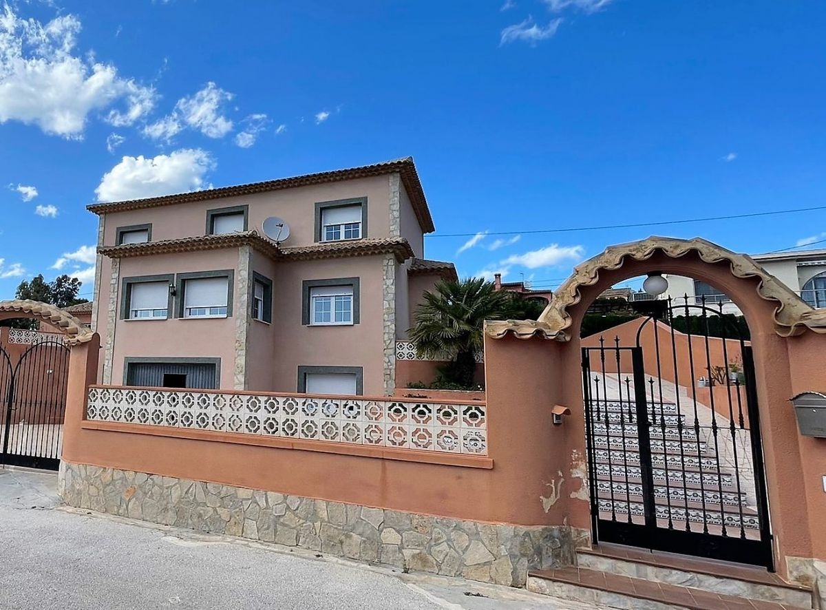 Villa en Venta en Los Pinos, Calpe, Alicante